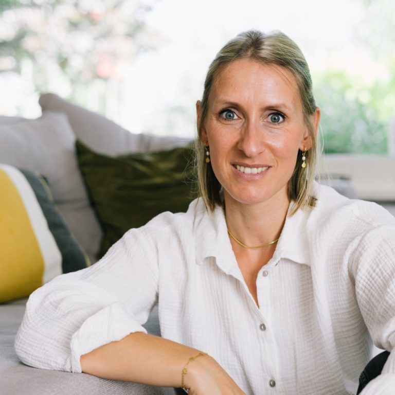 Coaching-Training-Beratung-Bornheim Lächelnde Trainerin und Coach für Gewaltfreie Kommunikation